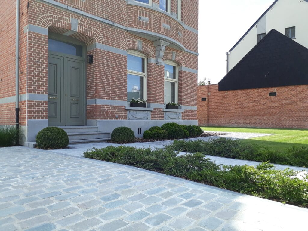 Gezaagde kassei oprit + paden en terras in blauwe natuursteen