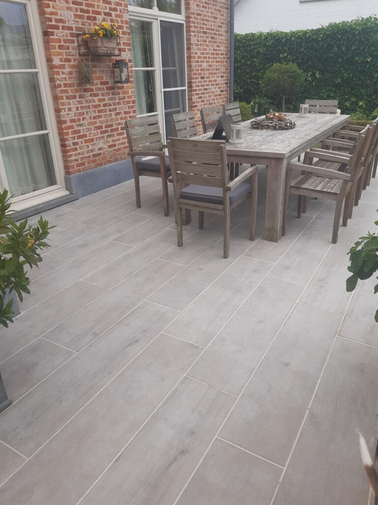 Teras in keramische tegel immitatiehout