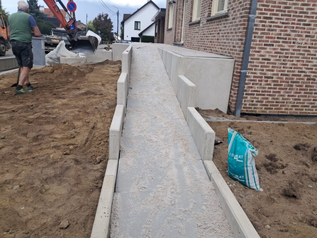 L elementen en paden in megategels beton