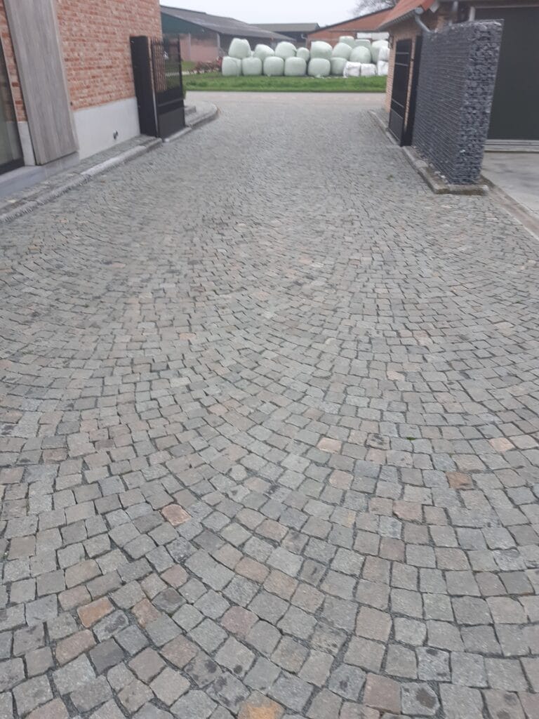 Oprit met mozaiek kassei waterdoorlatend