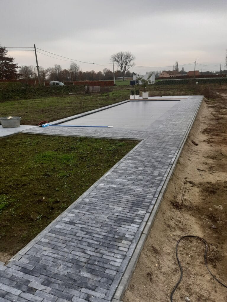 Natuursteen blauw + pad rond zwembad