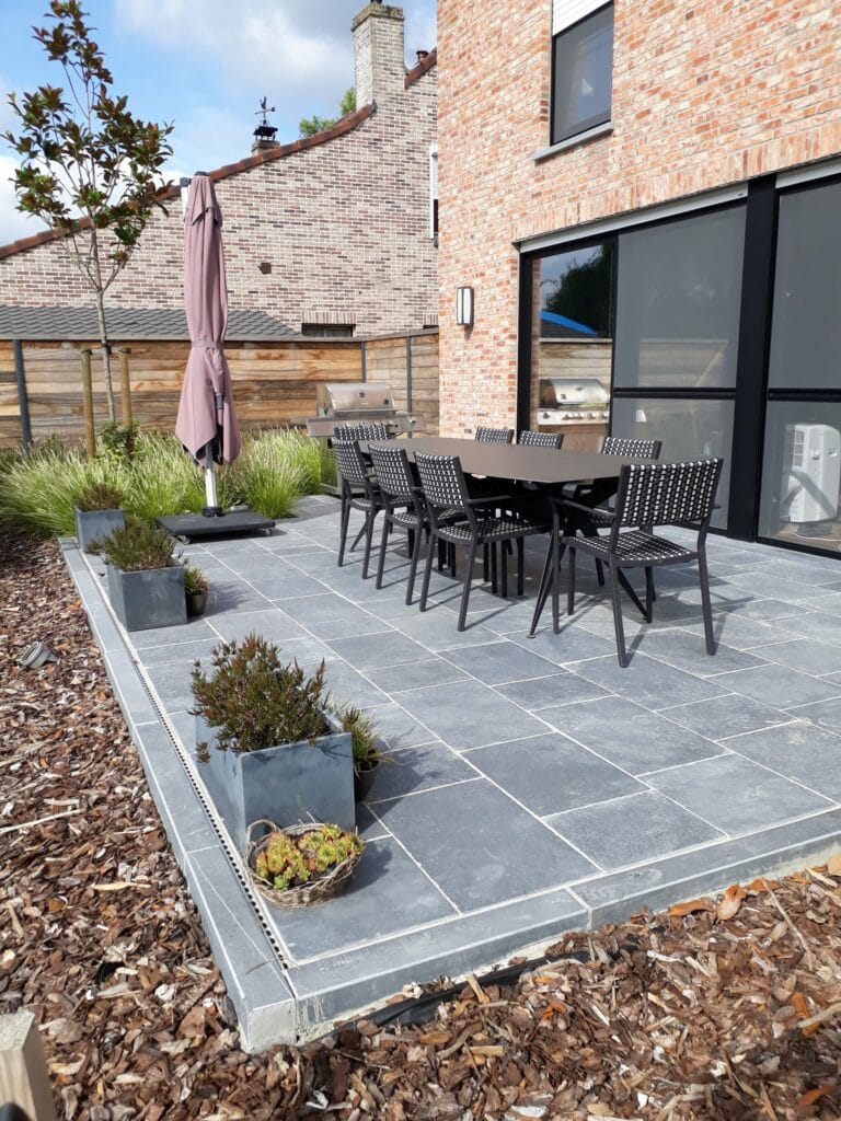 Paden en terras in natuursteen