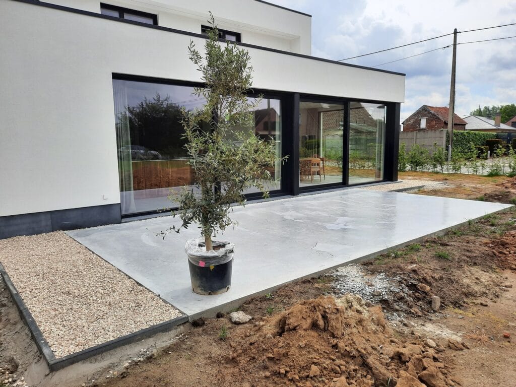 Terras gepolierde beton + paden en oprit in grind