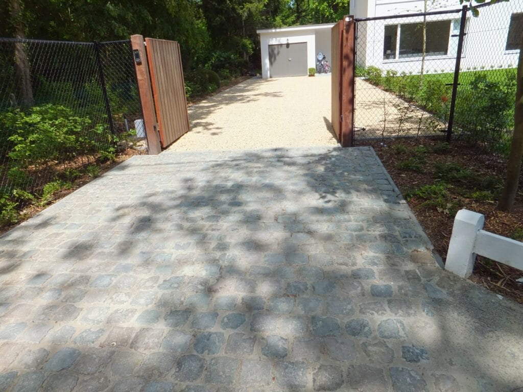 Inrit in kassei en oprit in grind