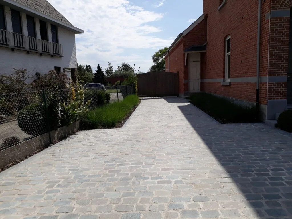 Oprit in gezaagde kassei en natuursteen waalformaat