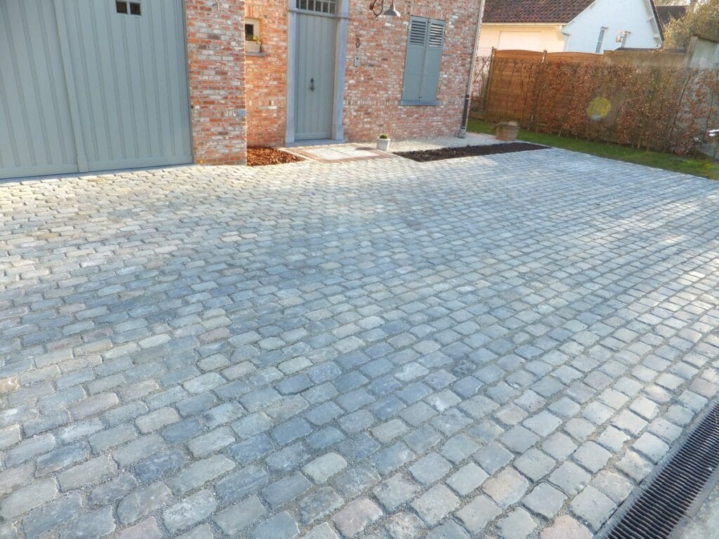 Oprit kassei ingewassen kleiklinkers