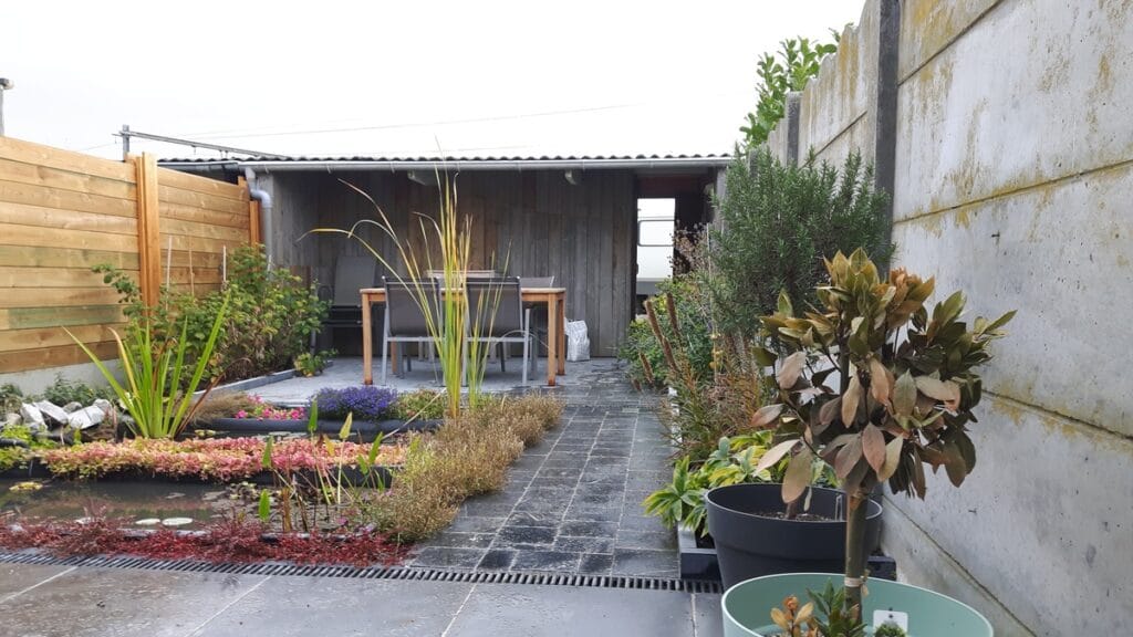 Stadstuintje in natuursteen met vijverpartij