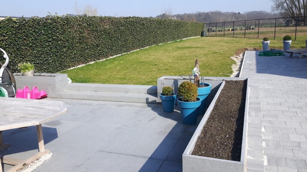 Terras in graniettegels met granieten trap + oprit in betonklinkers