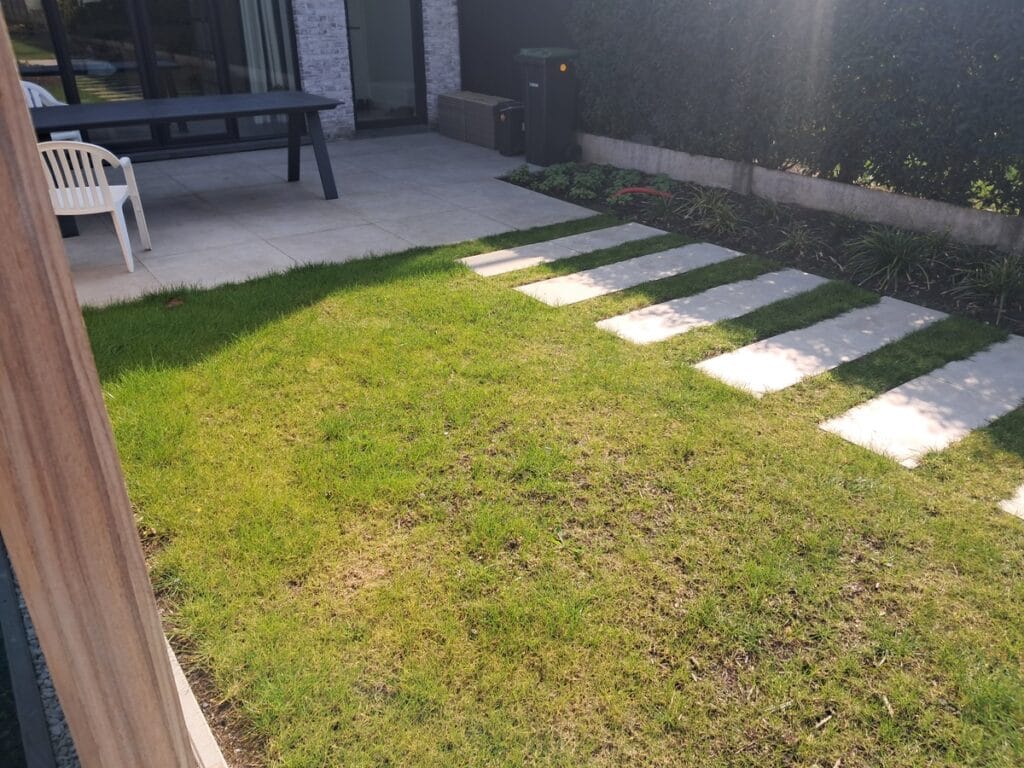 Terras in keramische tegels en stapsteen