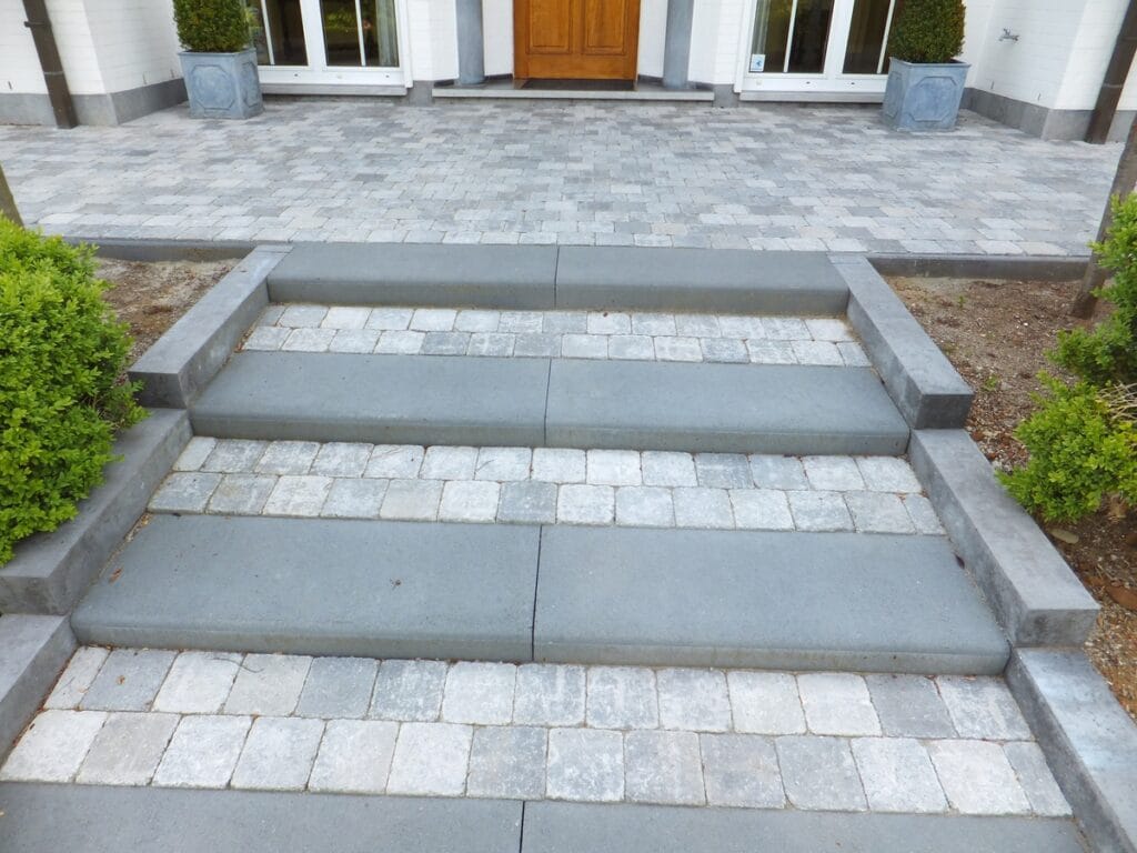 Trappen in beton met betonklinkers (zwart grijs genuanceerd