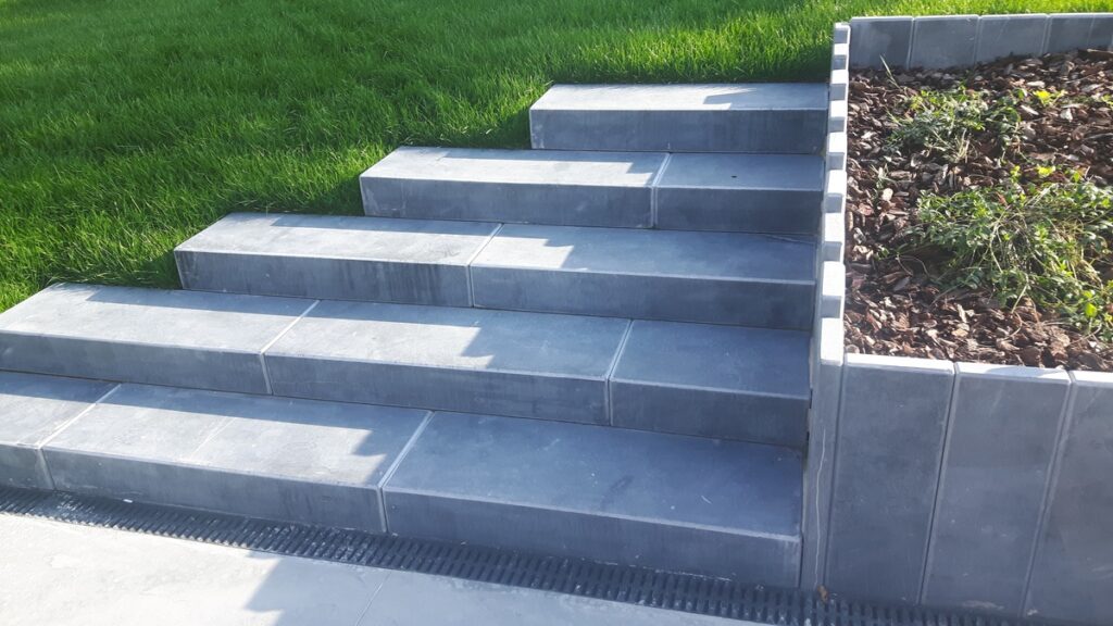 Trappen palisades natuursteen + terras gepolierde betton