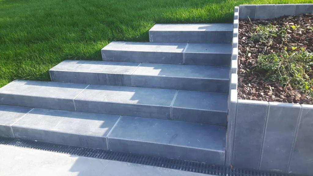 Trappen palisades natuursteen + terras gepolierde betton